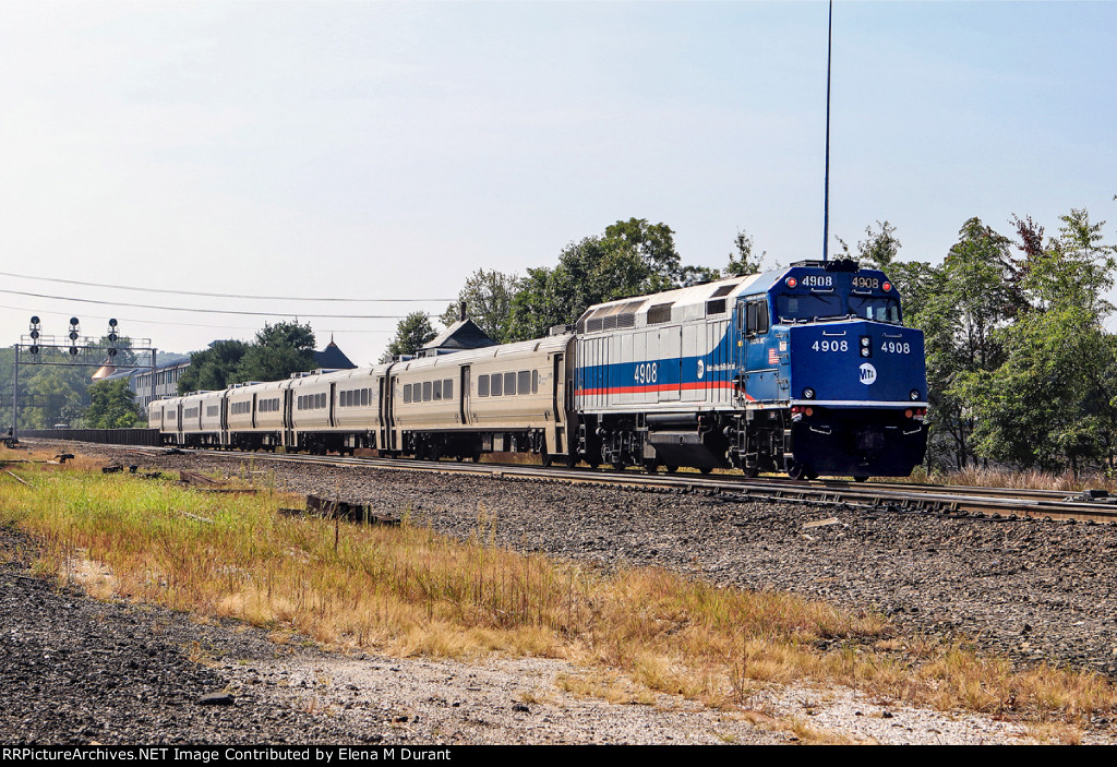 MNCR 4908 on train 1112